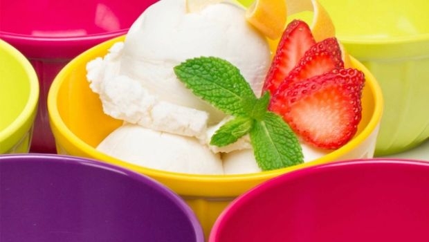 Accessories to enjoy ice cream at home