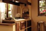 Small-peninsula-but-well-equipped-in-the-Juliet-kitchen-by-zappalorto