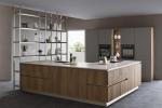 Kitchen-with-columns-and-island-by-veneta-kitchens
