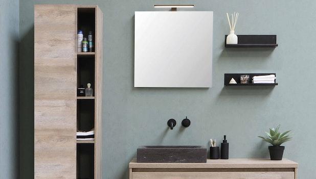 Pareti bagno azzurre e arredi beige - Foto: Unsplash