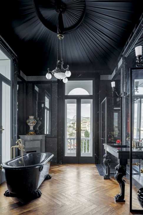 Marmo nero per i rivestimenti in una casa stile gotico, da newsghana.com.gh 