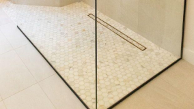 Floor-level shower trays