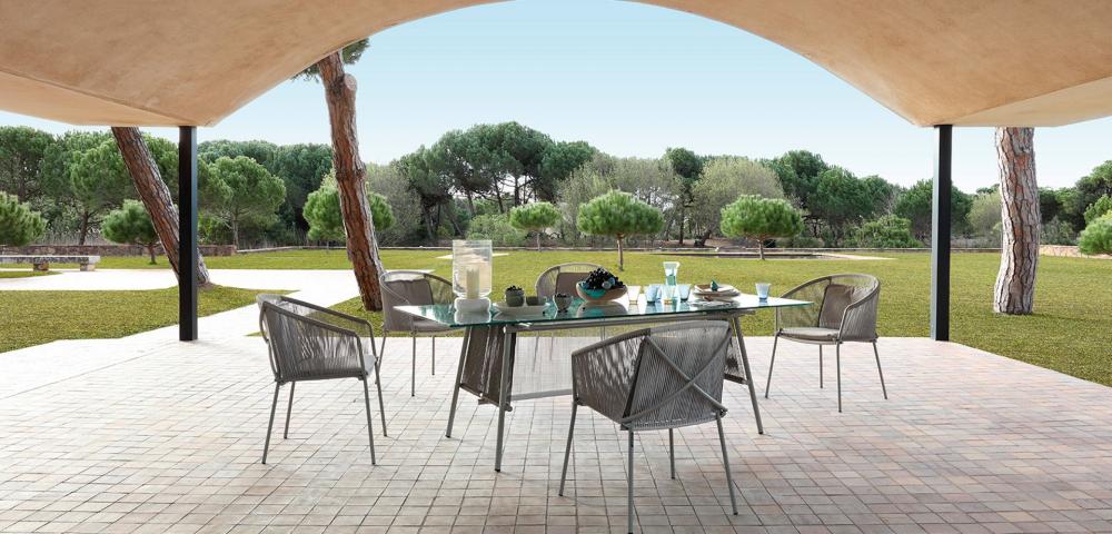Roche-bobois-traveler-outdoor-rectangular-table-in-metal-and-glass