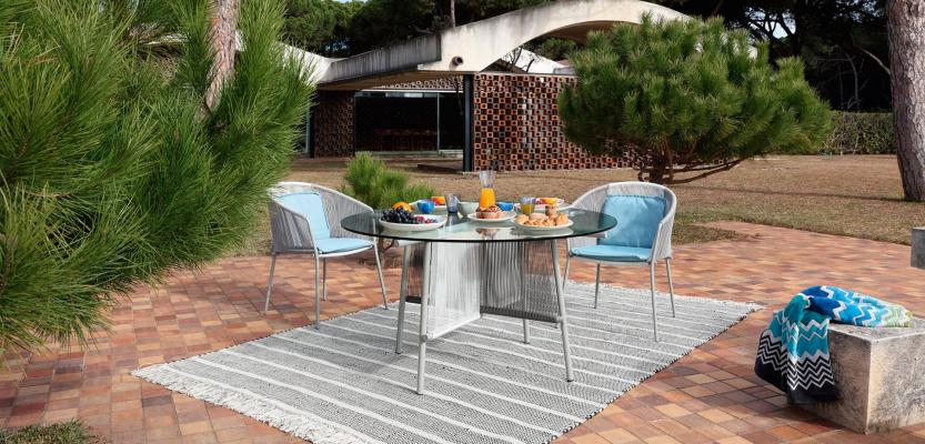 Roche-bobois-traveler-outdoor-round-table-in-metal-and-glass-in-garden